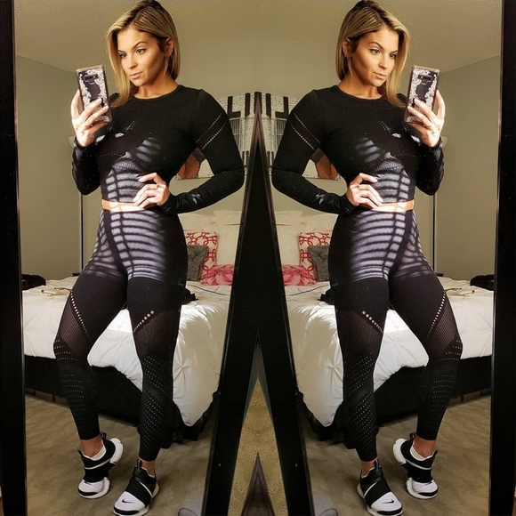 Fabletics cut-out long sleeve crop - Picture 3 of 6
